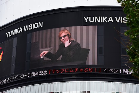 新宿ユニカビジョンに映し出されたYOSHIKI出演のテレビCM。