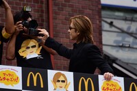 セルフィーをするYOSHIKI。