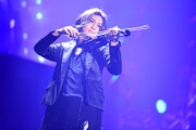本当にバイオリンを奏でる喜矢武豊（Gita- / ゴールデンボンバー）。(c)テレビ朝日ドリームフェスティバル2019 / 撮影：岸田哲平