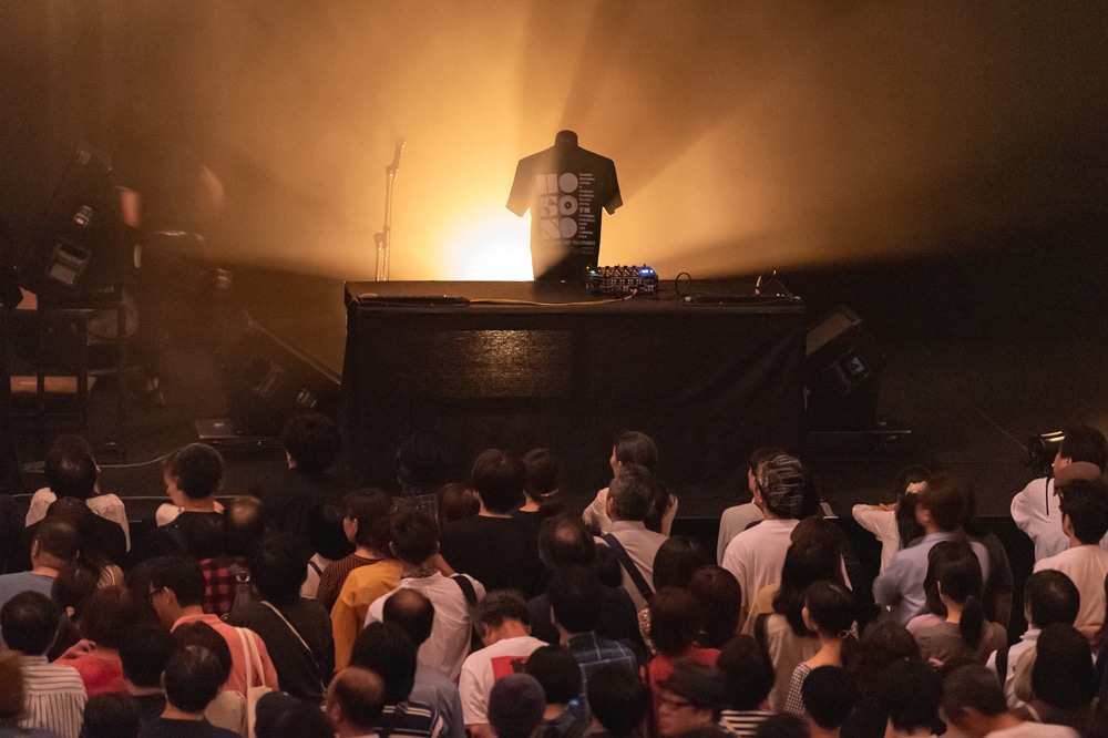 「細野さんで踊ろう！ Presented by 音楽ナタリー」より、ジム・オルークのDJタイムの様子。（Photo by Miki Azuma）