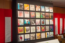 棚に面置きされた、細野晴臣関連作品のジャケット。（Photo by Miki Azuma）