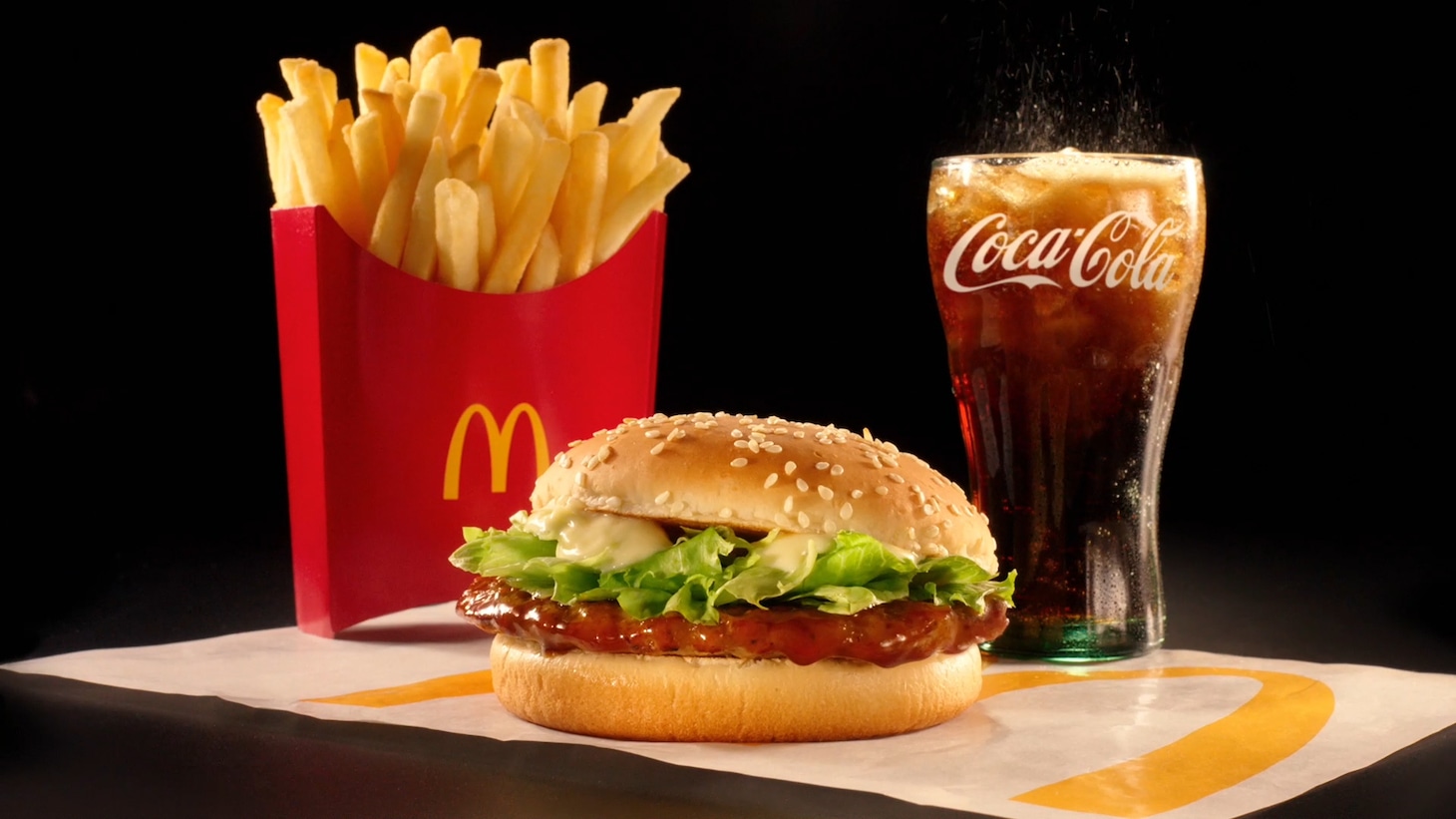 テレビCM「てりやきマックバーガーセット篇」のワンシーン。