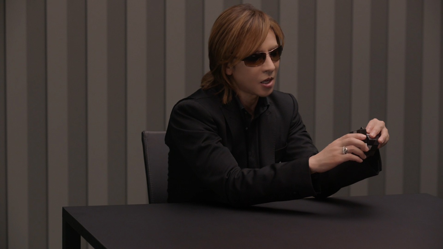 テレビCM「旨辛てりやき篇」のワンシーン。