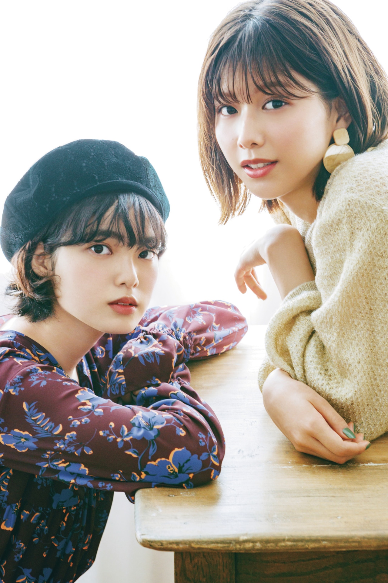 人気画像2位は「欅坂46平手友梨奈＆渡邉理佐が『non-no』で“二人で話そう”」より、「non-no」12月号の掲載写真。(c)non-no 12月号 / 集英社 撮影 / 柴田フミコ