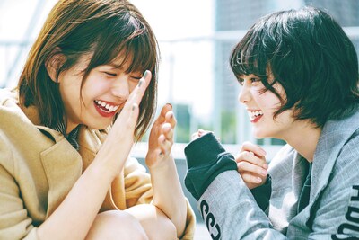 人気画像1位は「欅坂46平手友梨奈＆渡邉理佐が『non-no』で“二人で話そう”」より、「non-no」12月号の掲載写真。(c)non-no 12月号 / 集英社 撮影 / 柴田フミコ