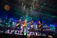 人気画像3位は「『ドリフェス』最終日、YOSHIKIが無敵バンド率いて圧巻のフィナーレ」より、左からHISASHI（GLAY）、YOSHIKI（X JAPAN）、SUGIZO（LUNA SEA）、TAKURO（GLAY）。(c)テレビ朝日ドリームフェスティバル2019