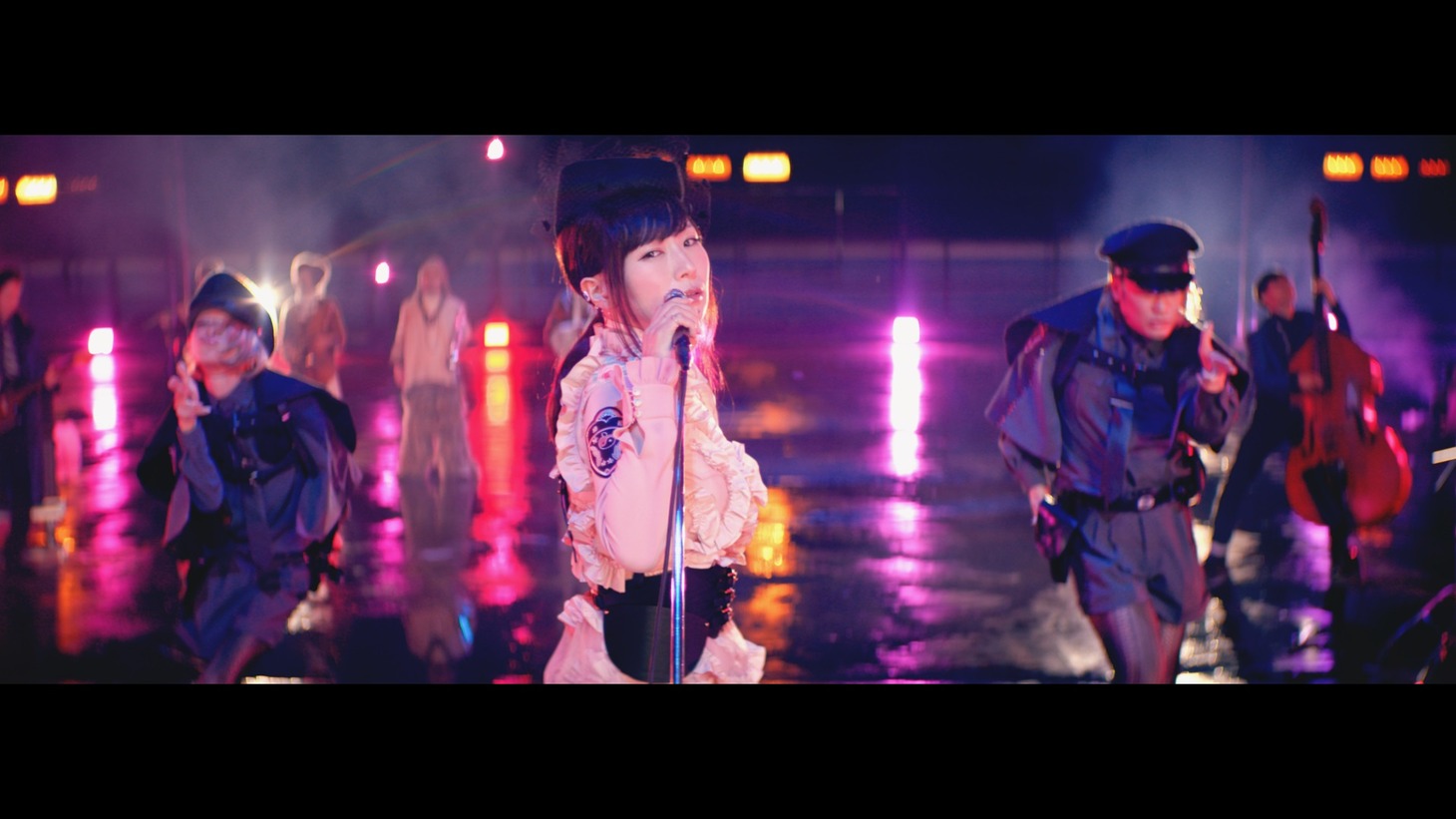 椎名林檎「公然の秘密」ミュージックビデオのワンシーン。