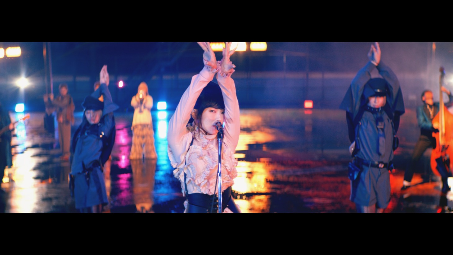 椎名林檎「公然の秘密」ミュージックビデオのワンシーン。