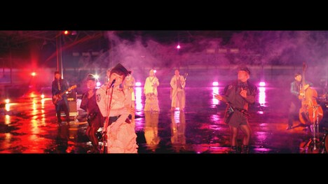 椎名林檎「公然の秘密」ミュージックビデオのワンシーン。