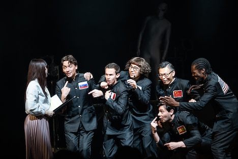 「CAN YOU SPEAK JAPANESE?」のワンシーン。