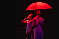 「雨」のワンシーン。