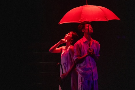 「雨」のワンシーン。