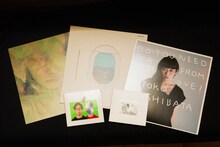 葛西敏彦が手がけた作品の一部。手前左から東郷清丸「Q曲」、スカート「トワイライト」、奥側左から青葉市子「qp」、蓮沼執太フィル「ANTHROPOCENE」、柴田聡子「愛の休日」。