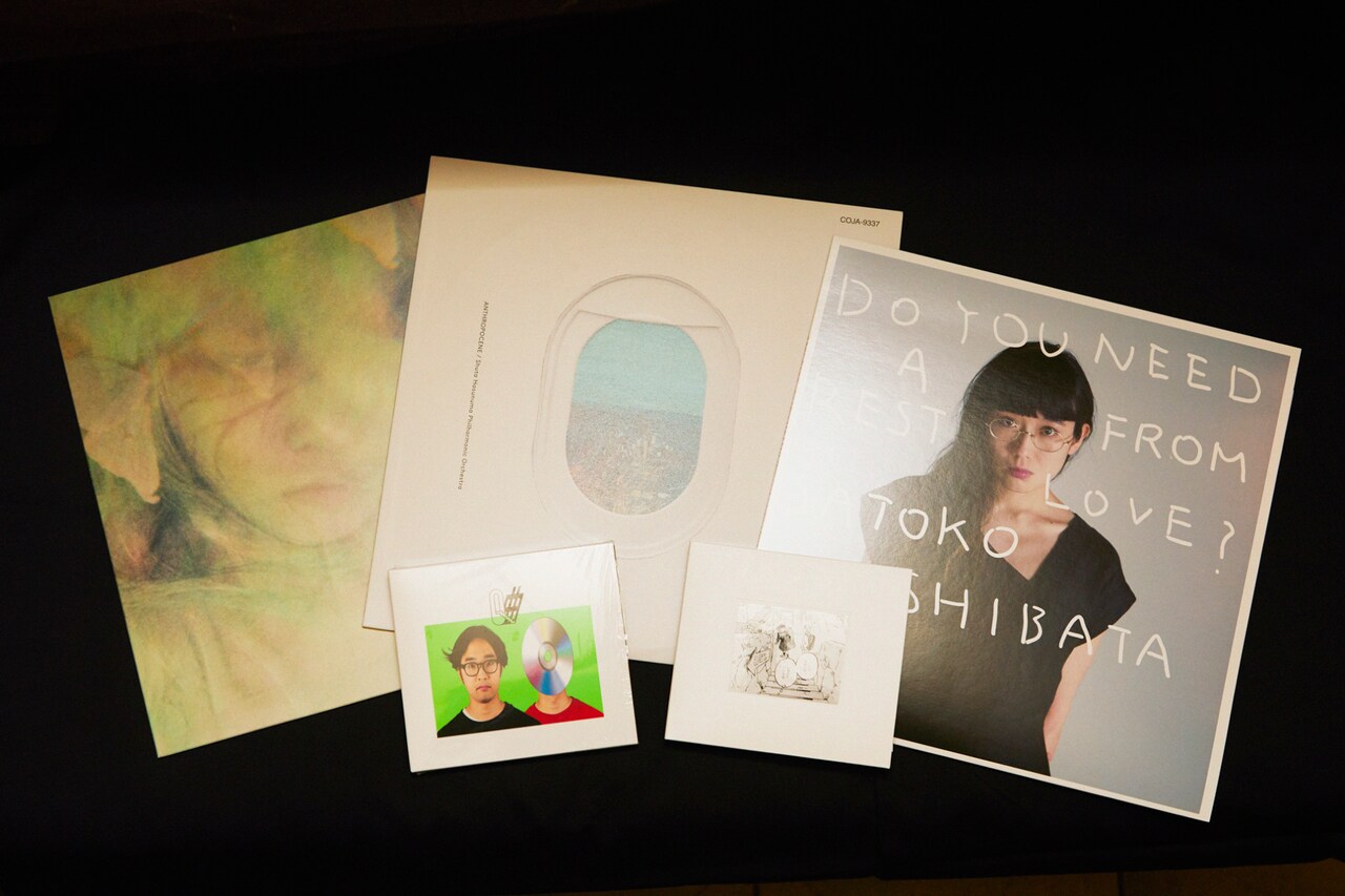 葛西敏彦が手がけた作品の一部。手前左から東郷清丸「Q曲」、スカート「トワイライト」、奥側左から青葉市子「qp」、蓮沼執太フィル「ANTHROPOCENE」、柴田聡子「愛の休日」。