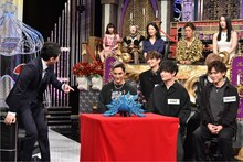 有吉弘行（左）とCOLOR CREATION。 (c)日本テレビ