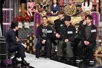 有吉弘行（左）とCOLOR CREATION。 (c)日本テレビ