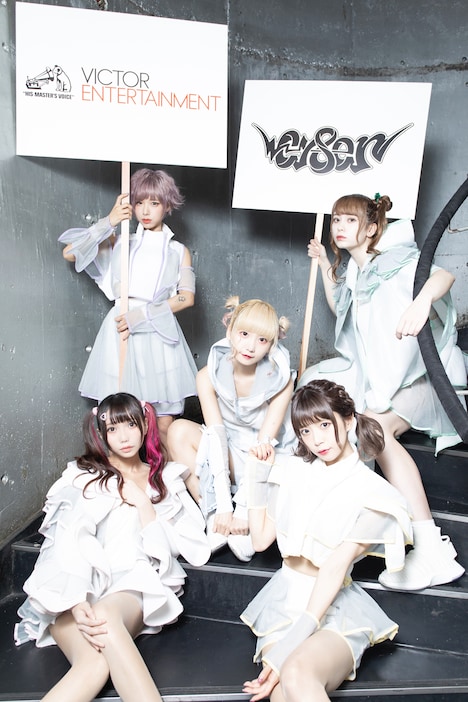 ビクターエンタテインメントからメジャーデビューするCY8ER。