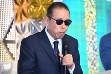 シャインマスカットをほおばったタモリ。