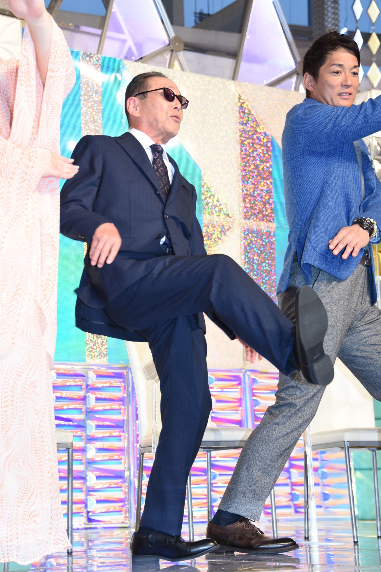 「そのまま動かないでください」という司会者の指示に「このまま!?」と困惑する、ライダーキックポーズのタモリ。