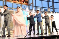 「野球のポーズ」を決める登壇者。