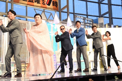 「野球のポーズ」を決める登壇者。