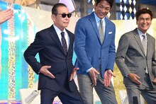 コマネチを決めるタモリ（左）。