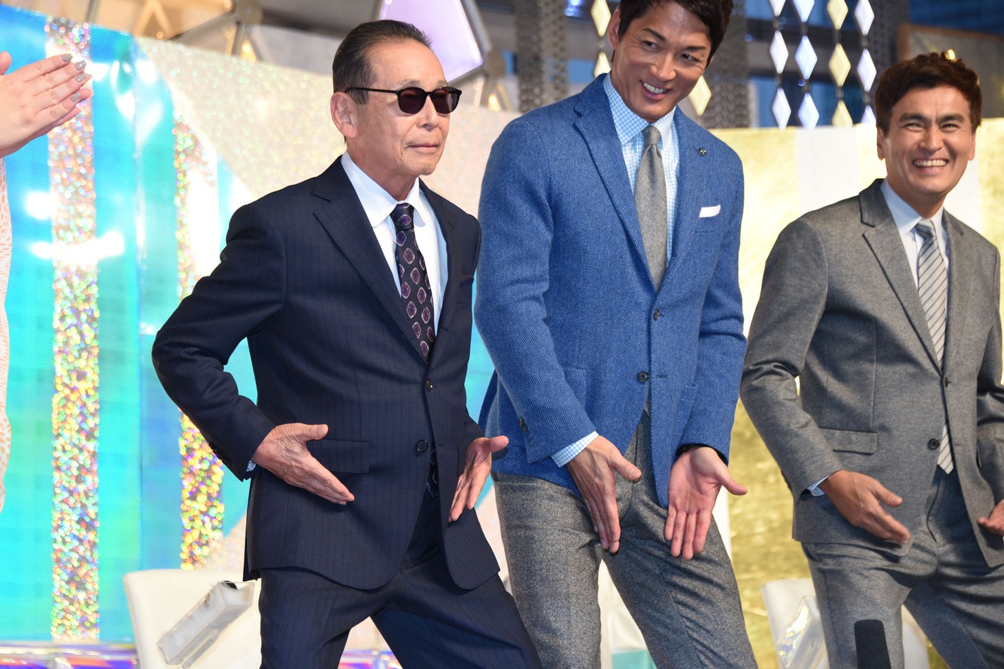 コマネチを決めるタモリ（左）。