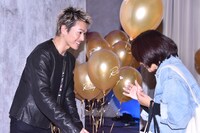 ファンに風船を手渡す今市隆二。