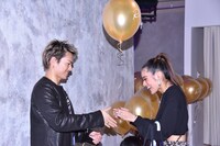 人気画像9位は「今市隆二『RILY』ポップアップストア明日オープン、年内の目標は“納期”」より、ファンに風船を手渡す今市隆二。