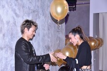 ファンに風船を手渡す今市隆二。