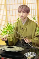 生け花をするユーキ。