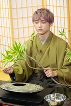 生け花をするユーキ。