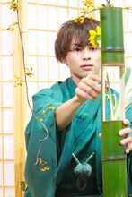 生け花をするタクヤ。