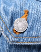 「#MOREMORE_EXID」オリジナルデニムジャケットのタックボタン。