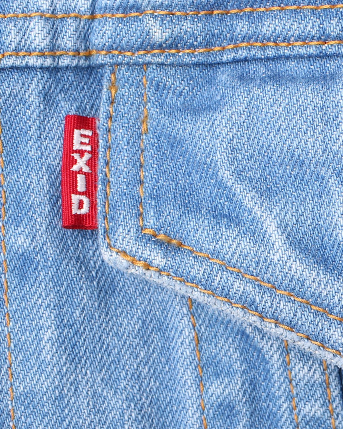 「#MOREMORE_EXID」オリジナルデニムジャケットの赤タブ。