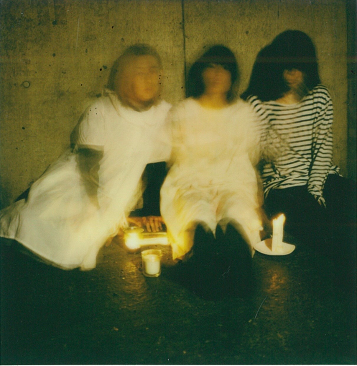 羊文学、クリスマスシングル「1999」をCDリリース