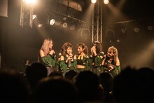 パフォーマンス後に挨拶するMIGMA SHELTER。（撮影：稲垣謙一）