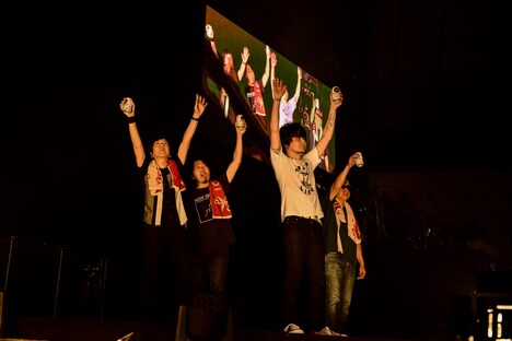 ダブルアンコールで乾杯するthe pillows。（撮影：橋本塁＜SOUND SHOOTER＞、玉井信吾）