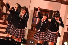 左から有友緒心、藤平華乃、森萌々穂、吉田爽葉香。