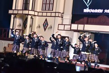 「負けるな！青春ヒザコゾウ」を披露するさくら学院。