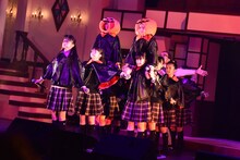 「Pumpkin Parade」を披露するさくら学院。