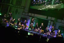 「Let's Dance」を披露するさくら学院。