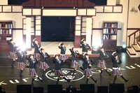 「負けるな！青春ヒザコゾウ」を披露するさくら学院。(c)Hajime Oba