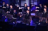 「FLY AWAY」を披露するさくら学院。(c)Hajime Oba