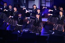 「FLY AWAY」を披露するさくら学院。(c)Hajime Oba