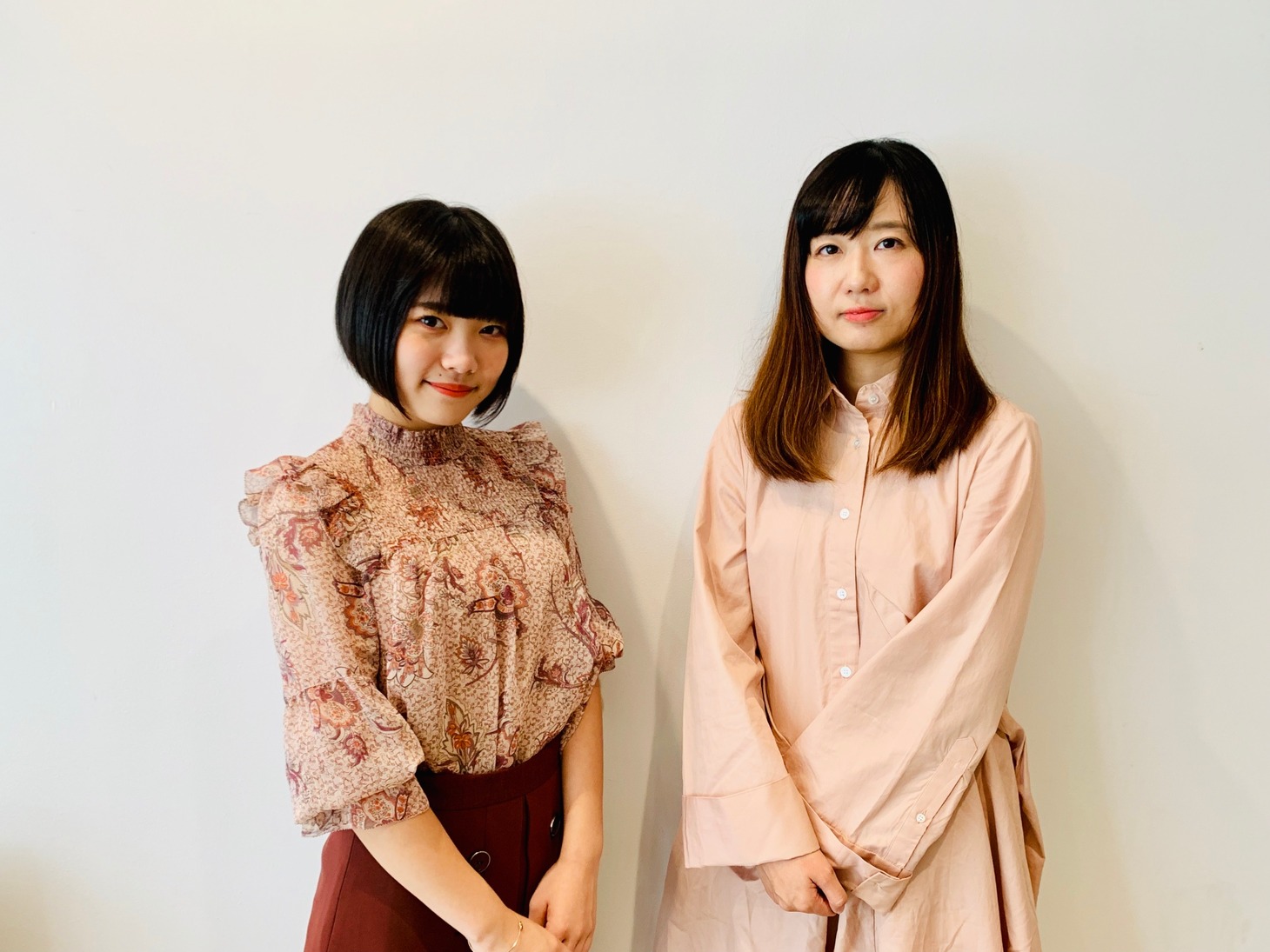 左から的場華鈴（虹のコンキスタドール）、もふくちゃん。