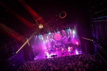 「筋肉少女帯『LOVE』リリース直前LIVE!!新曲から定番曲まで! LOVE六本木!!」東京・EX THEATER ROPPONGI公演の様子。（写真提供：徳間ジャパンコミュニケーションズ）