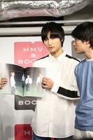 ファイヤードラゴンのお気に入りカットについて説明する飯島颯。