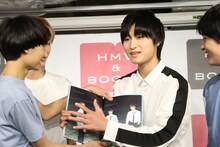 写真からあふれ出る色気を抑えようとする飯島颯（右から2番目）。