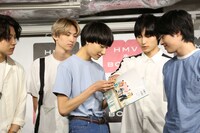 お気に入りカットのページを探す柴崎楽（中央）。